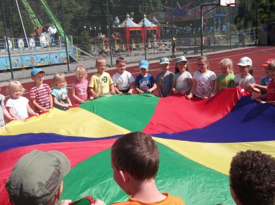 Dzieci podczas zabaw na boisku